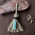 Wicca Mini Hexenbesen Auto Hängeornament mit grünem Kristallanhänger für Zimmer. - Besen mit grünem Aventurin