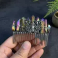 Peigne à cheveux en cristal arc-en-ciel fait main avec papillon en argent. - Cristal Aura Multicolore Avec Papillon