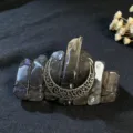 Dettaglio molletta per capelli in cristallo di quarzo fumè con luna in metallo per festa. - Quarzo Fumè + Luna Bronzo Antico