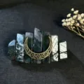 Dettaglio in primo piano della molletta in agata muschiata con ciondolo luna in bronzo. - Agata Muschiata + Luna Bronzo Antico