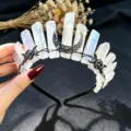 Diadema corona de cristal con puntas de cuarzo en bruto y dijes de luna negra para fiestas. - Cuarzo Rosa Chapado Y Luna Negra