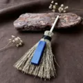 Minipendente scopa da strega per auto con pietra di cristallo blu, decorazione Wicca stile. - Scopa + Lapislazzuli