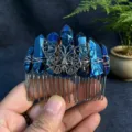 Peigne à cheveux en cristal de quartz aura bleu fait main avec papillon élégant. - Bleu Foncé Avec Papillon