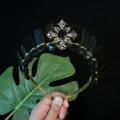 Cerchietto corona di cristallo nero gotico con croce metallica vintage per donna. - Stile Dea Girasole Oro Ossidiana / Nero