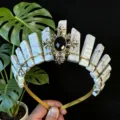 Cerchietto corona in pietra di cristallo naturale con gemma nera accessorio gotico - Stile Dea Girasole Oro Turchese Bianca / Bianco