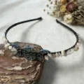 Détail du serre-tête triple lune en pierres de cristal et fil de fer délicat. - Pierre de soleil