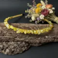 Handgefertigtes gelbes Kristall Edelstein Haarband Detail mit Tropfensteinen und Trockenblumen. - Citrin & Gelb