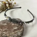 Vue détaillée du serre-tête artisanal en cristaux avec motif lune, accessoire cheveux gothique. - Tourmaline