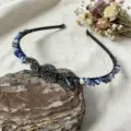 Serre-tête en pierres de cristal avec pendentif triple lune, vue détaillée de l'accessoire de cheveux. - Style Sodalite