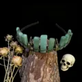 Gothic natural crystal crown headband with crow skull detail, unique dark style photo prop. - Green Aventurine + Antique Bronze Crow Skull