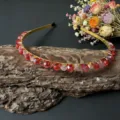 Handgemachter roter Kristall Perlen Metall Haarreif Detailansicht fur elegante Damen - Erdbeerquarz & Rot
