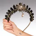 Primo piano ravvicinato e dettagliato del diadema sole in cristallo nero con perla. - Nero Oro Sole
