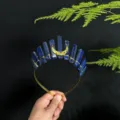 Detailaufnahme des Kristallkronen-Haarreifs mit blauen Säulen und goldenem Mond für Frauen. - Lapislazuli Golddraht Goldmond