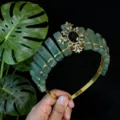 Dettaglio cerchietto corona cristallo verde, accessorio capelli gemma per servizio fotografico. - Stile Dea Girasole Oro Aventurina Verde / Verde