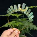 Detailaufnahme eines grünen Kristall Kronen Haarreifs mit elf Steinen und goldenem Mond Anhänger. - Grüner Aventurin Golddraht Goldmond