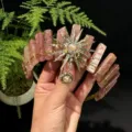 Diadema corona de cristal natural diosa del sol tiara hecha a mano accesorio para el pelo - Cuarzo Fresa + Perla Artificial Dorada Diosa del Sol
