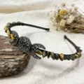Serre-tête artisanal en copeaux de cristal naturel avec pendentifs lune en métal vintage. - Œil de tigre
