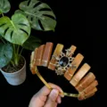 Cerchietto corona in cristallo naturale con croce gotica e gemma nera per donna elegante. - Stile Dea Girasole Oro Aventurina Arancione / Arancione