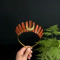Detailaufnahme des Naturkristall-Kronen-Haarbandes mit roten Säulen und goldenem Mondzubehör. - Roter Jaspis Golddraht Goldmond
