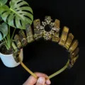 Cerchietto corona in cristallo naturale fatto a mano con pietre e dettagli vintage chic. - Stile Dea Girasole Oro Occhio di Tigre / Marrone chiaro