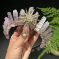 Corona de diadema de cristal natural con colgante de sol de metal para fiesta y evento. - Amatista Clara + Perla Artificial Dorada Diosa del Sol