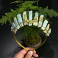 Nahaufnahme eines handgefertigten Kristall-Diadem-Haarreifs mit Natursteinen und Goldmond. - Amazonit Golddraht Goldmond
