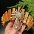 Vista de detalle de la corona de cristal natural con motivo de sol dorado y perlas finas. - Aventurina Roja + Perla Artificial Dorada Diosa del Sol