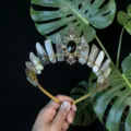 Cerchietto corona in cristallo naturale fatto a mano con croce gotica per moda donna. - Stile Dea Girasole Oro Agata Grigia / Grigio