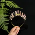 Natürlicher Kristall Kronen Haarreif mit rosa Edelsteinen und goldenem Mond Anhänger für Frauen. - Rhodochrosit Golddraht Goldmond