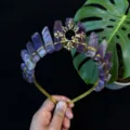 Primo piano dei dettagli del cerchietto corona di cristallo con grappoli viola e filo. - Stile Dea Girasole Oro Amatista / Viola