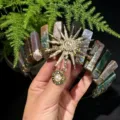 Primer plano detallado de una diadema de corona de cristal natural con colgante de sol. - Ágata de la India + Perla Artificial Dorada Diosa del Sol