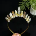 Nahaufnahme des Kristall Diadem Haarreifs mit goldenem Mond und Draht verwickelten Steinen. - Grauer Achat Golddraht Goldmond