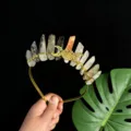 Serre-tête couronne en cristal naturel avec 11 pointes brutes et détail doré triple lune pour femmes. - Fil d'Or & Triple Lune / Rhodonite Rouge
