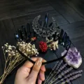 Détail du serre-tête couronne lune en cristal noir, accessoire de coiffure gothique. - Noir