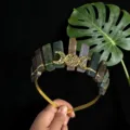 Gros plan du serre-tête couronne en cristal naturel avec triple lune dorée et pierres brutes. - Fil d'Or & Triple Lune / Agate Indienne