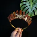 Diademe en cristal avec pierres rouges et accessoire lune triple dore pour femmes. - Fil d'Or & Triple Lune / Agate rouge