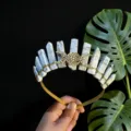 Gros plan sur les details du diademe en cristal blanc de style boheme avec des accents dores. - Fil d'Or & Triple Lune / Turquoise Blanche