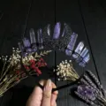 Gros plan détaillé du serre-tête couronne de lune en cristal noir gothique et quartz mauve. - AB Violet
