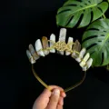 Gros plan sur le diadème serre-tête en cristal naturel avec lunes dorées et pierres brutes. - Fil d'Or & Triple Lune / Agate Grise