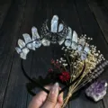 Vue détaillée diadème lune quartz cristal naturel couronne accessoire cheveux gothique femme. - Style Blanc Irisé