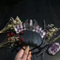 Vue détaillée du serre-tête croissant de lune en cristal, tiare rose pour femmes. - Style Rose Fantaisie