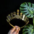 Gros plan détaillé de la magnifique couronne en cristal naturel avec lune dorée et pierres brutes. - Fil d'Or & Triple Lune / Œil de tigre