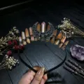 Vue détaillée du serre-tête couronne en cristal brut et pendentif lune en métal argenté. - Marron