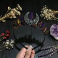 Vue de détail du serre-tête lune en cristal avec quartz violet et tiare gothique en métal. - Violet foncé