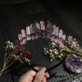 Vue détaillée du serre-tête lune en cristal, idéal pour esthétique gothique et accessoires photo. - Rose