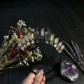 Vue détaillée du serre-tête couronne en cristal gothique avec pierres jaunes et lune. - Champagne