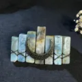Primo piano dettagliato del fermaglio per capelli in cristallo naturale con dettaglio lunare. - Amazonite + Luna Bronzo Antico