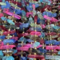 Primo piano dettagliato di fili di perle di cristallo grezzo colorato per bigiotteria. - Multicolore (C)