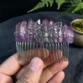 Peigne à cheveux en cristal d'améthyste naturelle fait main avec papillon en métal. - Quartz Gelée Avec Papillon