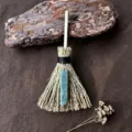 Mini scopa da strega pendente in cristallo, dettaglio ornamento auto Wicca pietra verde. - Scopa Con Amazonite